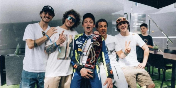 Valentino Rossi vince a Misano e festeggia con accademy